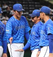 　８回を無失点に抑えた山崎（右）とタッチを交わす藤浪（撮影・西岡正）