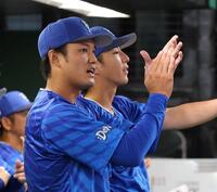 　８回に登板した山崎にベンチから声をかかる藤浪（撮影・西岡正）