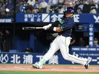 　９回、村上は右越えに２号ソロを放つ（撮影・佐藤厚）