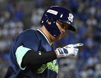　９回、村上は右越えに２号ソロを放つ（撮影・佐藤厚）