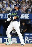 　９回、村上は右越えに２号ソロを放つ（撮影・佐藤厚）