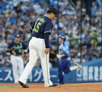 　２回、佐野（右）に左越えソロを打たれた中村優