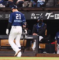 　９回、戦況を見つめる新庄監督（左は見逃し三振に倒れた清宮幸）＝撮影・中島達哉