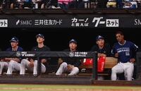 　９回、戦況を見つめる達（左から２人目）ら日本ハムナイン（撮影・中島達哉）