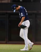 　４回、谷川原に適時打を許し、がっくりする達（撮影・中島達哉）