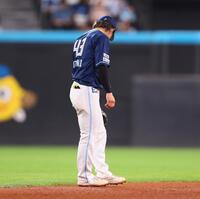 　６回、スプリンクラーが誤作動し、足元を確認する水野（撮影・中島達哉）