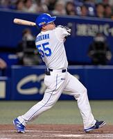 　９回、細川が左中間に同点２ランを放つ