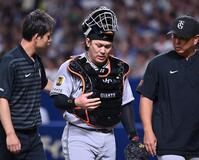 　６回途中、手当てのためベンチに戻る甲斐（中）