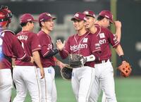 　５連勝しタッチを交わす楽天ナイン（撮影・開出牧）