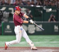 　９回、勝ち越しの右犠飛を放つ村林（撮影・開出牧）