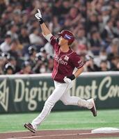 　２回、右越えソロを放ちポーズを決めながらベースを回る辰己（撮影・開出牧）