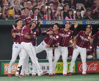 　２回、先制の左越えソロを放ちナインとタッチを交わすフランコ（左手前）＝撮影・開出牧