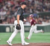 　６回、堀内（後方）に右越え２ランを打たれたサモンズ（撮影・開出牧）