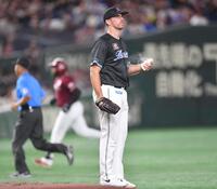 　２回、フランコ（後方）に先制の左越えソロを打たれたサモンズ（撮影・開出牧）