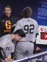 　９回を終え、ベンチに戻ったマルティネス