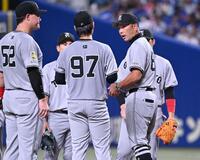 　５回途中、井上（９７）に降板を告げる阿部監督