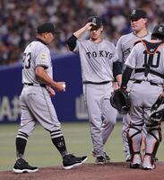 　５回、井上（中央）に交代を告げる阿部監督（左端）