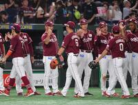 　５連勝し村林（６）らナインとタッチを交わす三木監督（撮影・開出牧）