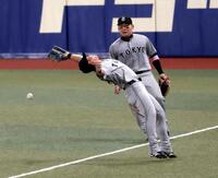 　１０回、石伊の飛球を失策する二塁手・湯浅。奥は右翼手・丸