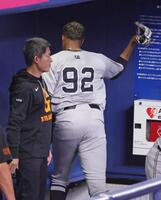 　９回を終え、ベンチに戻りグラブを投げるマルティネス