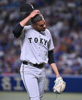 　９回を終え、ベンチに戻るマルティネス