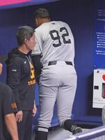 　９回を終え、ベンチに戻りグラブを投げるマルティネス