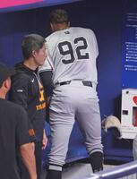 　９回を終え、ベンチに戻りグラブを投げるマルティネス