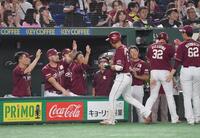 　９回、勝ち越しの右犠飛を放ちナインとタッチを交わす村林（中央手前）＝撮影・開出牧