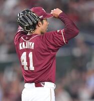 　７回、ソトに同点適時二塁打を打たれた加治屋（撮影・開出牧）