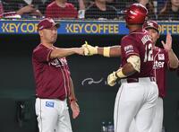 　４回、左越えソロを放ったゴンザレス（右）とグータッチを交わす三木監督（撮影・開出牧）