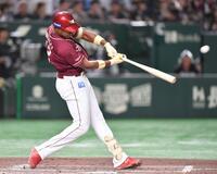 　４回、左越えソロを放つゴンザレス（撮影・開出牧）