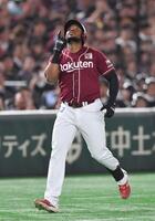 　２回、先制の左越えソロを放ち天を仰ぎながらホームへ向かうフランコ（撮影・開出牧）