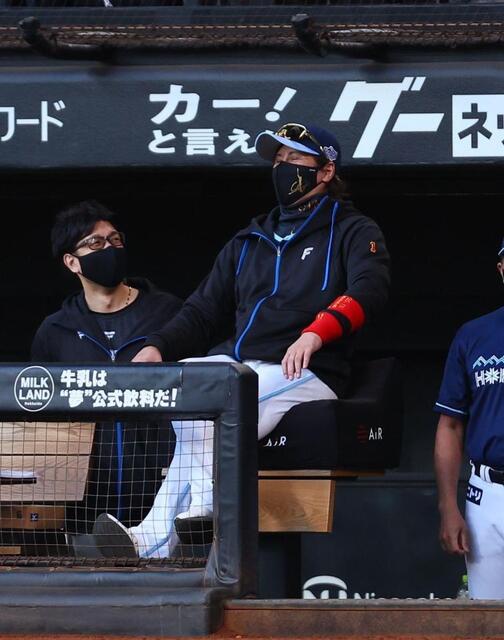 日本ハム 新庄監督の左腕に2つのリストバンド 結果は強攻策で先制点
