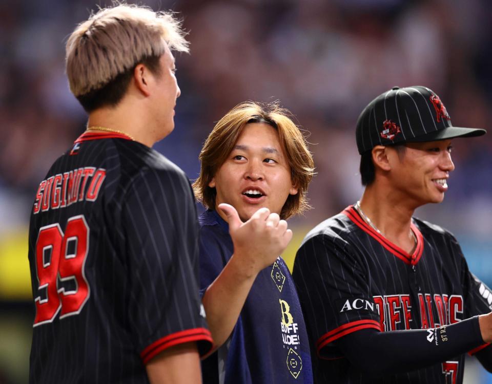 　西武に勝利し連敗を脱出し笑顔を見せる宮城（中央）＝撮影・山口登