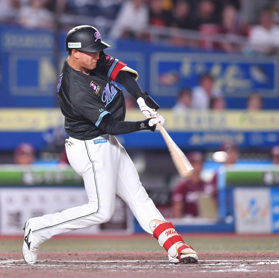 　４回、プロ初本塁打となるソロを放つ西川（撮影・開出牧）