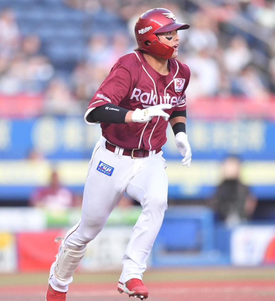 　１回、先制の右越え３ランを放ち打球を見つめる黒川（撮影・開出牧）