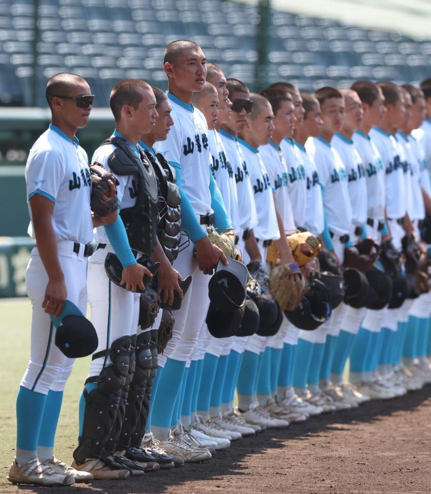 　整列する菰田陽生（左から４人目）ら山梨学院ナイン（撮影・中田匡峻）