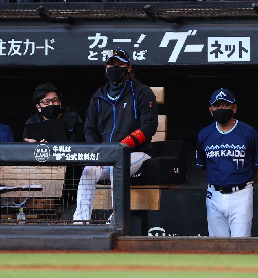 　２回、赤いリストバンドを片腕に２つ着ける新庄監督（中央）＝３０日