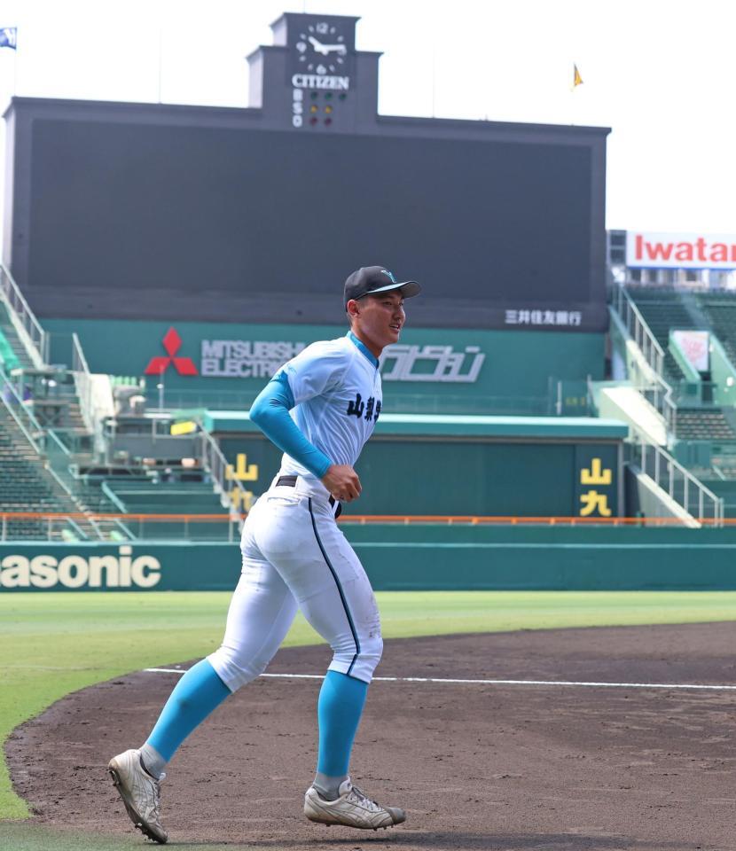 　マウンドに向かう山梨学院・菰田陽生（撮影・中田匡峻）
