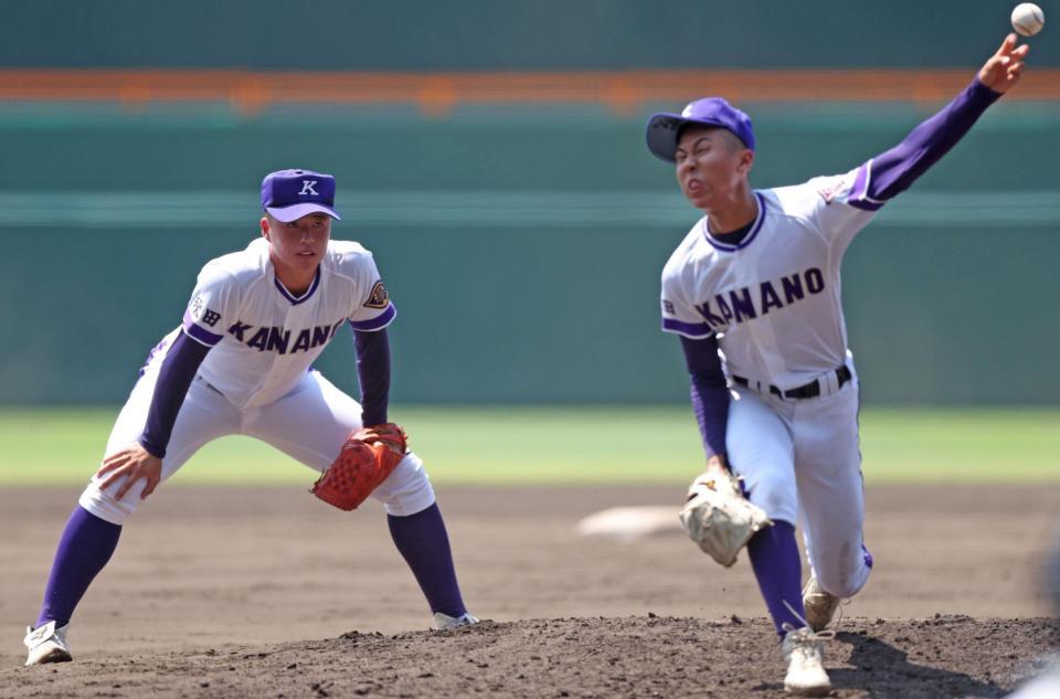 　投球練習を見つめる金足農・吉田大輝（左）＝撮影・中田匡峻