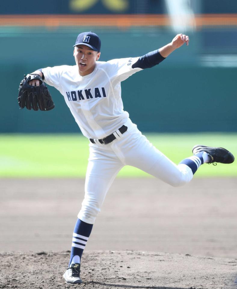　神戸国際大付戦で力投する北海・木村（２０２１年３月１９日、甲子園）