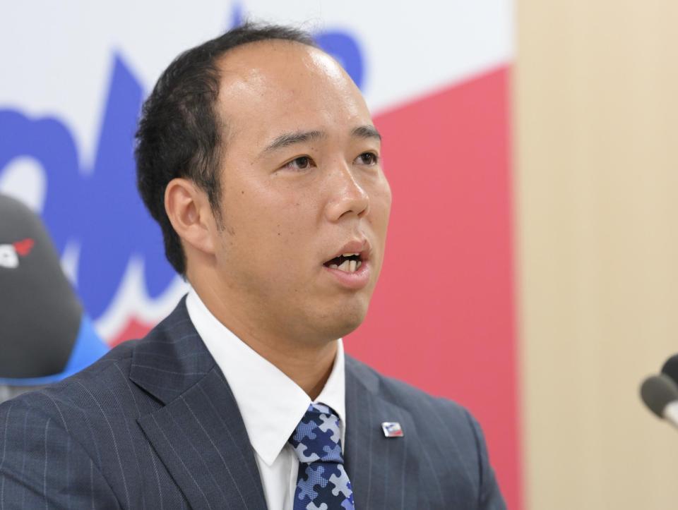 　入団会見に臨む青柳（撮影・伊藤笙子）