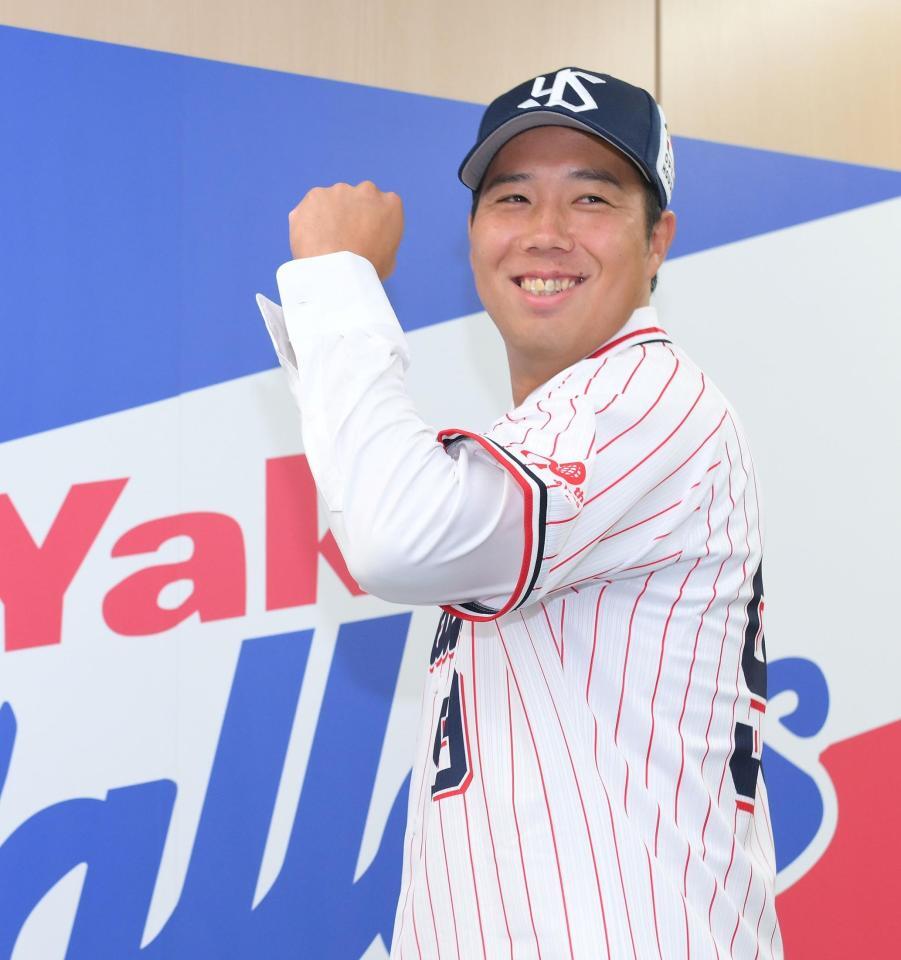 　入団会見で笑顔を見せる青柳（撮影・伊藤笙子）