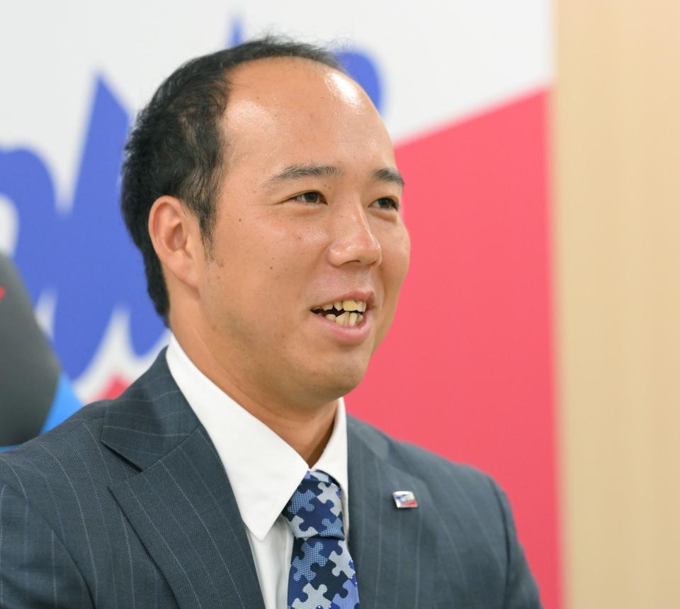 　入団会見で笑顔を見せる青柳（撮影・伊藤笙子）