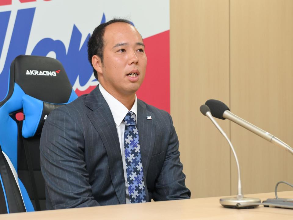 　入団会見で阪神への感謝を語る青柳（撮影・伊藤笙子）