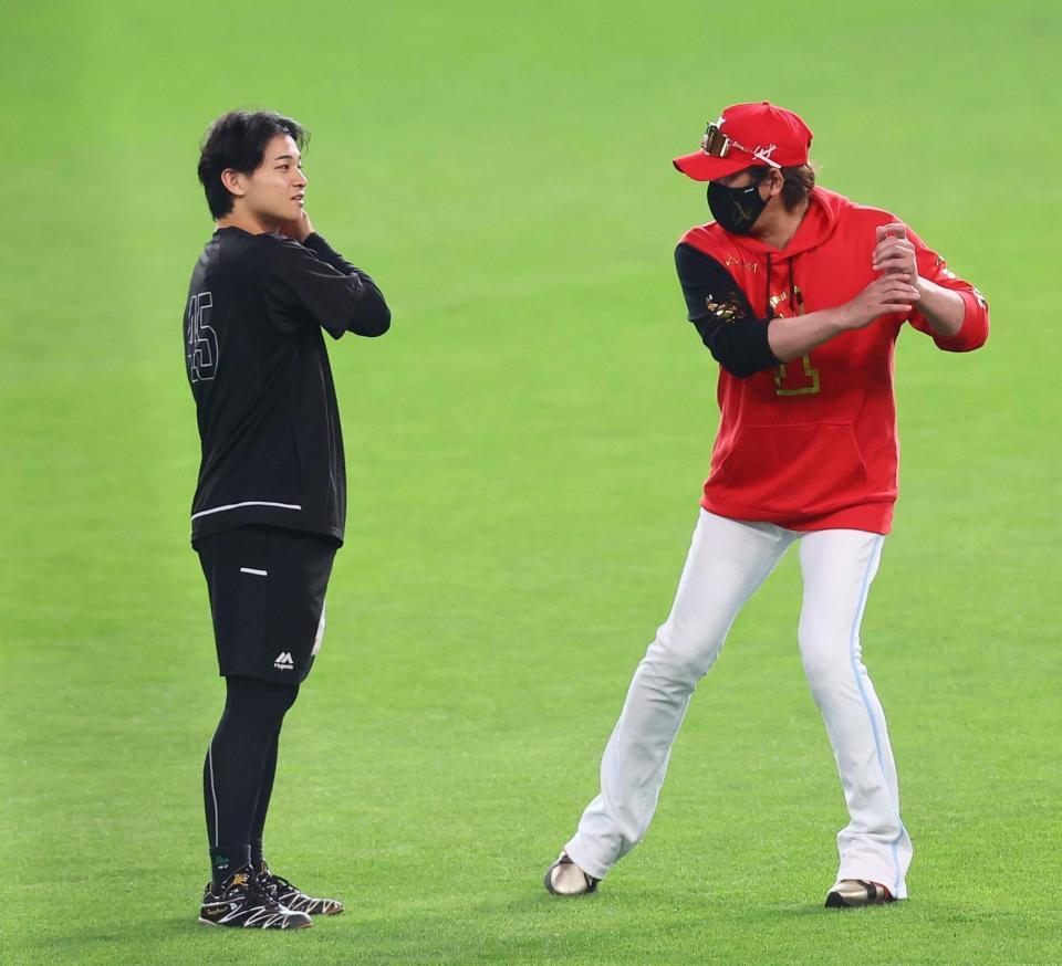 　試合前、谷川原（左）に打撃のアドバイスをする新庄監督（撮影・中島達哉）