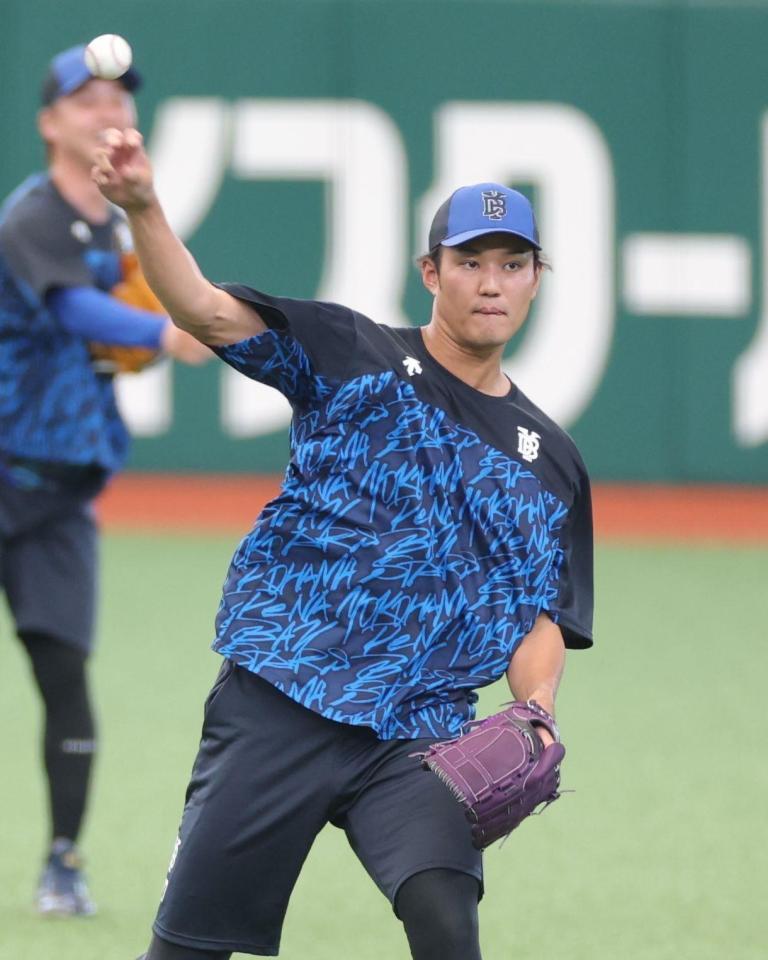 　登板に向け、キャッチボールで調整する藤浪（撮影・西岡正）