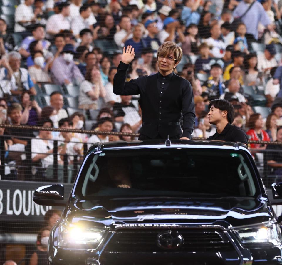 　ファーストピッチセレモニーで車に乗って登場したＧＡＣＫＴ（撮影・中島達哉）