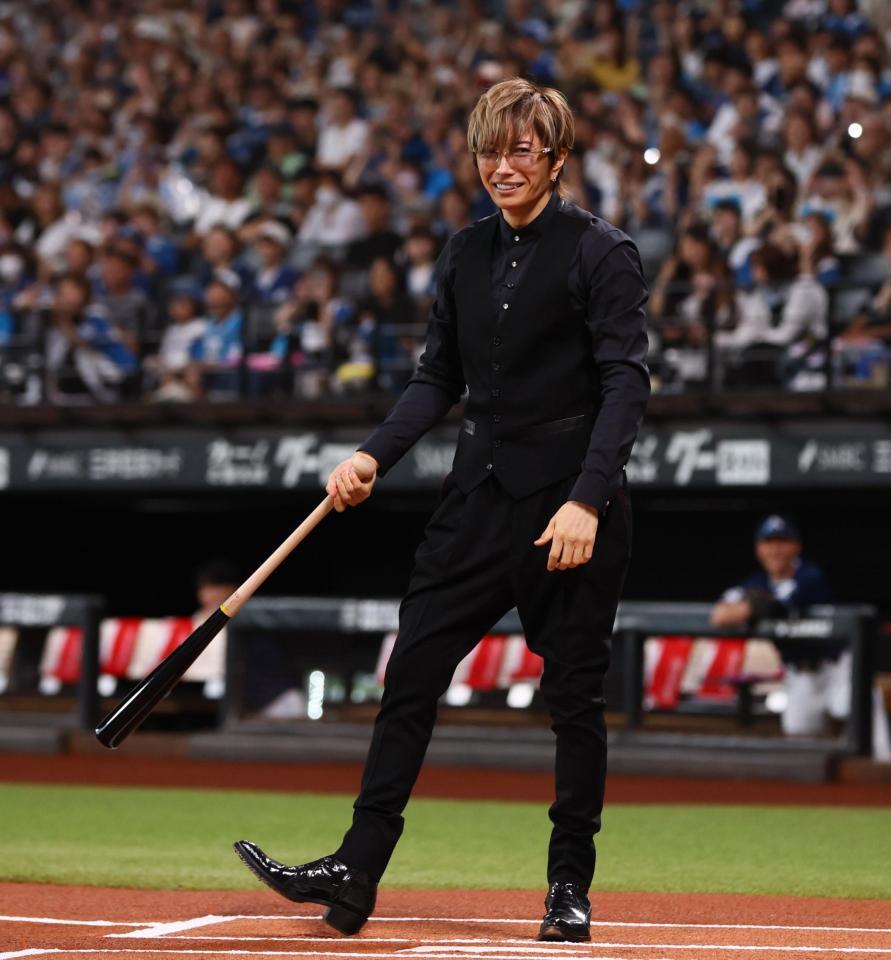 　空振りし、苦笑いのＧＡＣＫＴ（撮影・中島達哉）