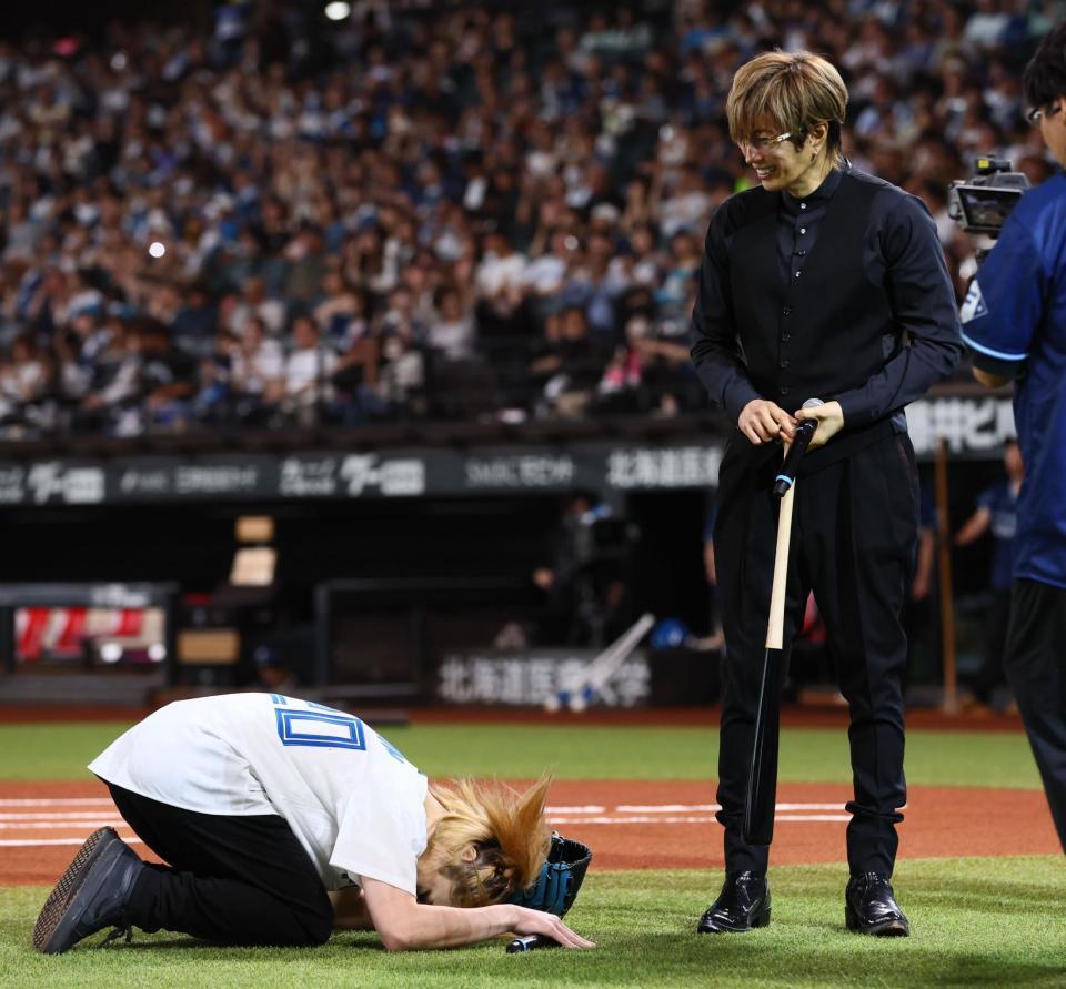 　ファーストピッチセレモニーで暴投し、ＧＡＣＫＴ（右）に土下座する鬼龍院翔（撮影・中島達哉）